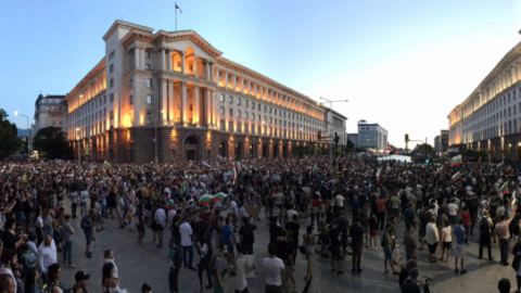 Отново хиляди продължават протестите в центъра на София