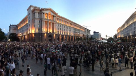 Отново хиляди продължават протестите в центъра на София