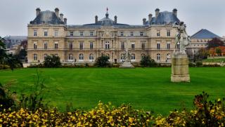 Libération: «Построен е с парите на търговец на роби» — напомниха на Макрон за срамното минало на Елисейския дворец