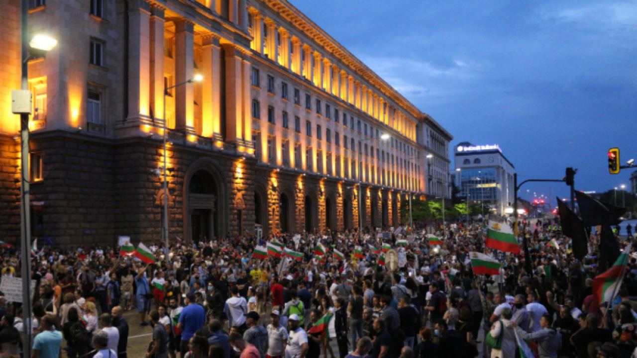 Многохилядно протестно шествие обиколи центъра на София