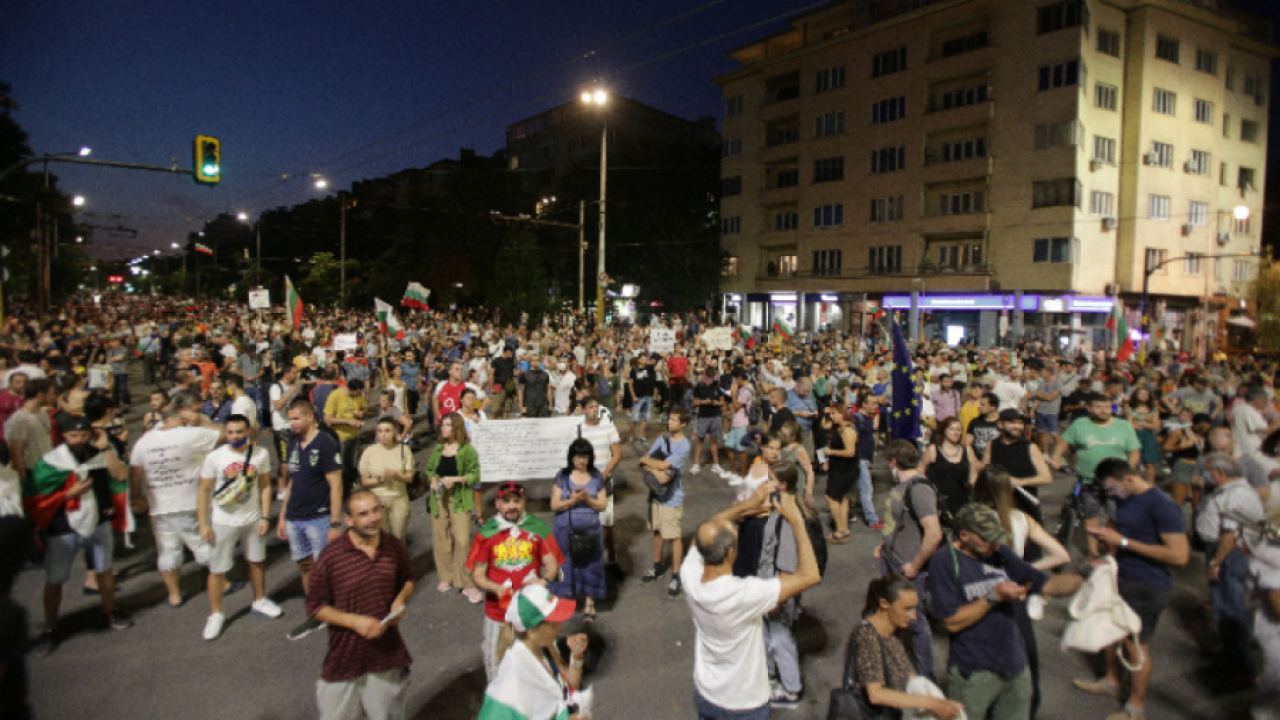 Поредната вечер на антиправителствен протест в София, макар и доста по-рехав