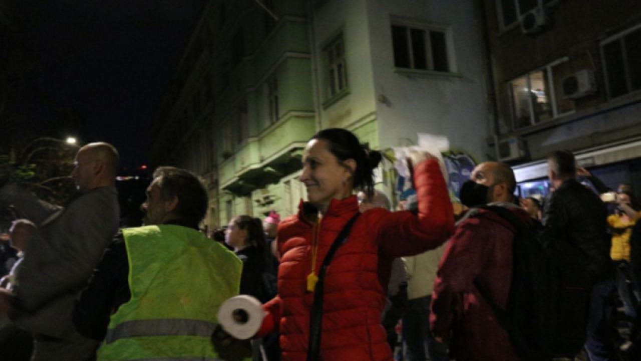 "Омлет по милиционерски" пред сградата на МВР в 43-та вечер на протести