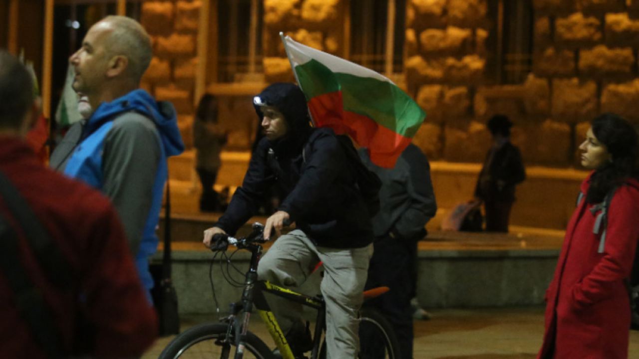 Яйца летяха към сградата на БНТ