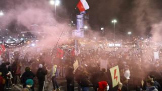 Женски ад, поляци, протестират, закачалки аборти,