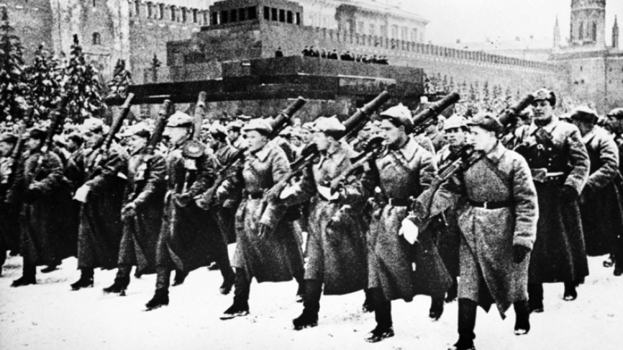 „Помогна за повишаване на бойния дух“: как се проведе военният парад в Москва на 7 ноември 1941 г.