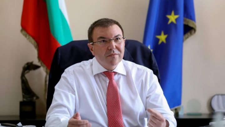 Министър Ангелов подписа за удължаване на мерките до 31 януари