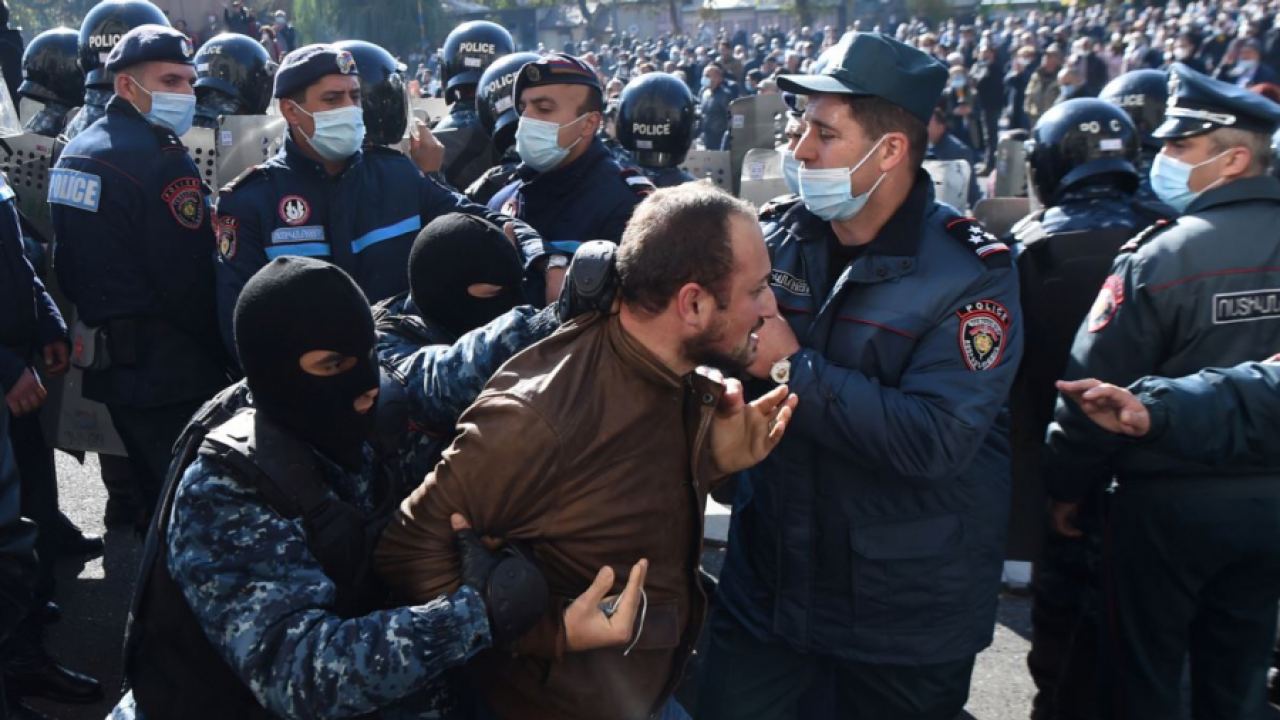 Протестиращи в Ереван дадоха ултиматум на Пашинян да подаде оставка
