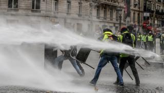 Полиция, Париж, разпръсква, демонстранти, водни оръдия