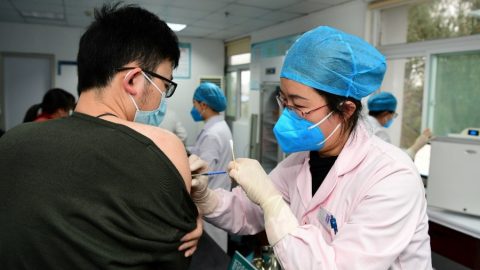 SCMP: Властите на КНР одобриха ваксината Sinopharm и обещаха на китайците безплатно ваксиниране