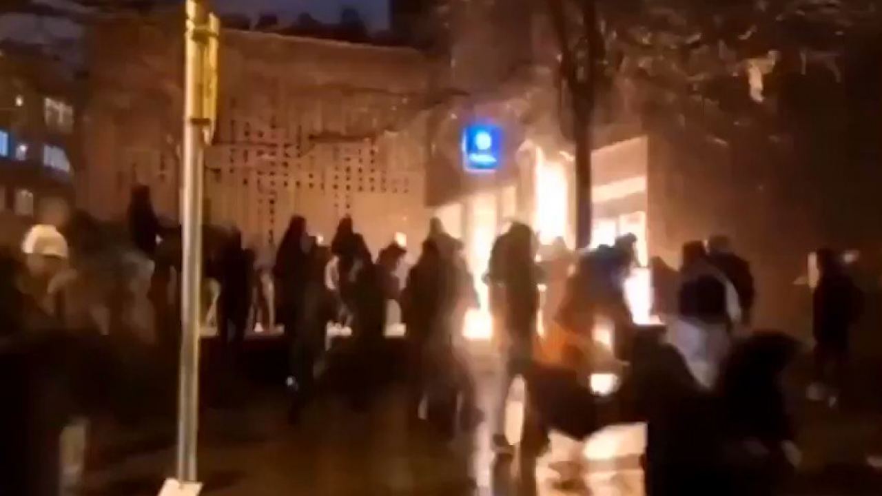 Бунтове и подпалено полицейско управление в Брюксел заради починал при задържане мигрант ВИДЕО