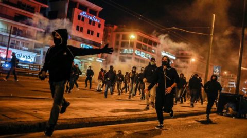 Сблъсъци в Атина заради протест срещу полицейското насилие