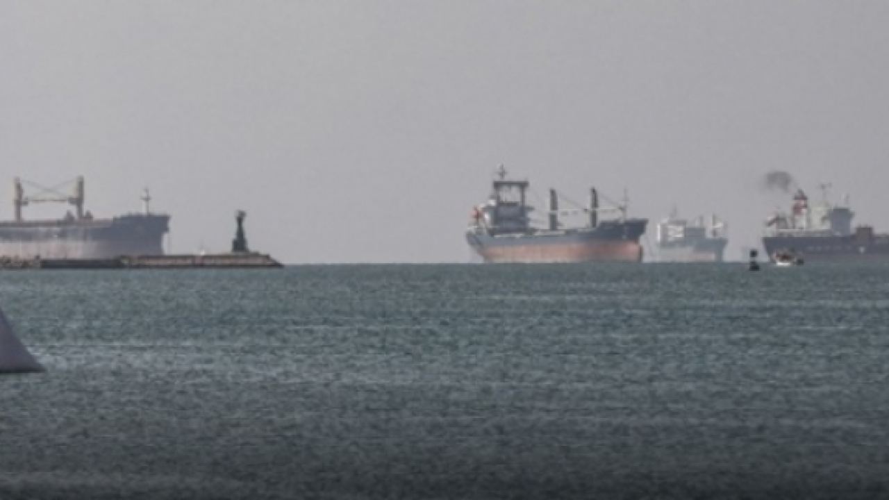 “Блумбърг” разказа за заложници на корабите, заседнали в Суецкия канал