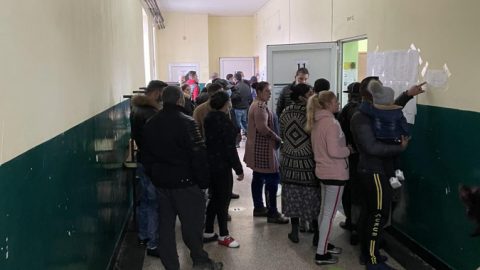„Изправи се! Мутри вън!“ ще съдейства за колективен иск на граждани под карантина, които не могат да гласуват