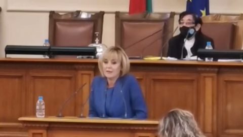 Мая Манолова: България се изправи и показа вратата на мутрите