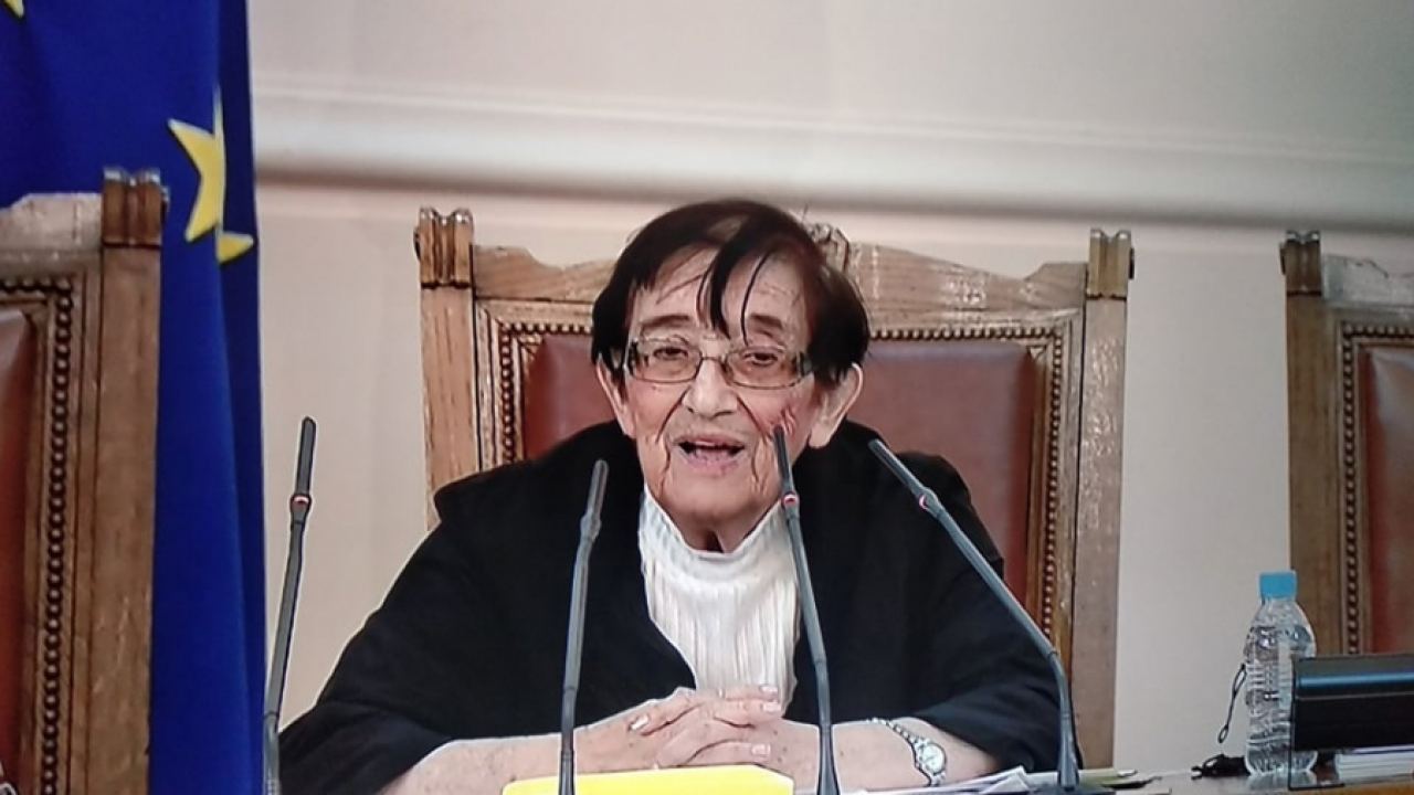 Веселата баба Мика цял живот води битки за хората и ги печели