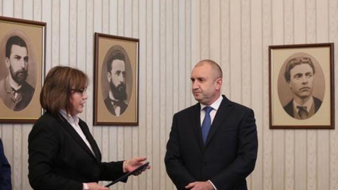Президентът Румен Радев връчва днес третия мандат на БСП
