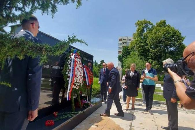 Ambassador Eleonora Mitrofanova and Georgi Gergov laid flowers in front of the monument to Soviet soldiers who died in WWII
 – 2024-05-01 16:20:56