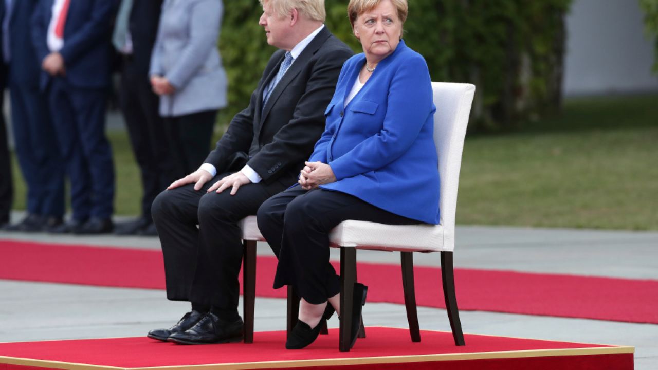 FAZ: Посещението на Меркел при Джонсън разсея британските надежди за почивка в Европа