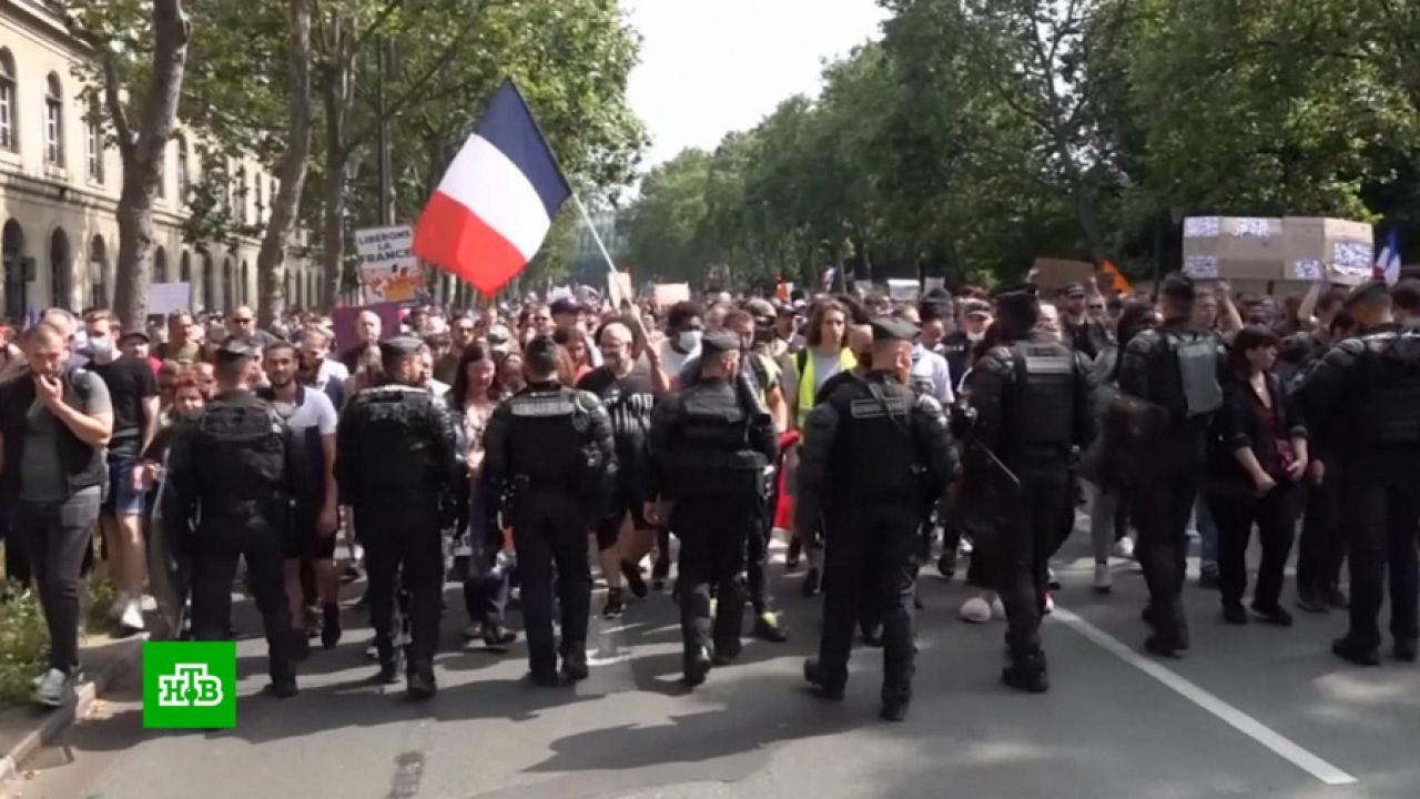 Valeurs actuelles: Френските противници на санитарните пропуски не възразяват срещу антисемитските плакати по време на демонстрации