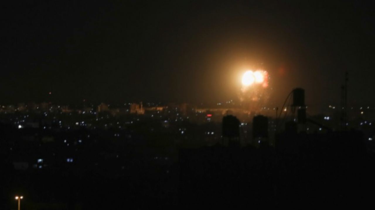 Израел с въздушни удари по Газа заради запалителни балони (ВИДЕО)