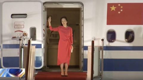 CNN: Финансовият директор на Huawei Мен Ванджоу бе посрещната като национален герой в Китай