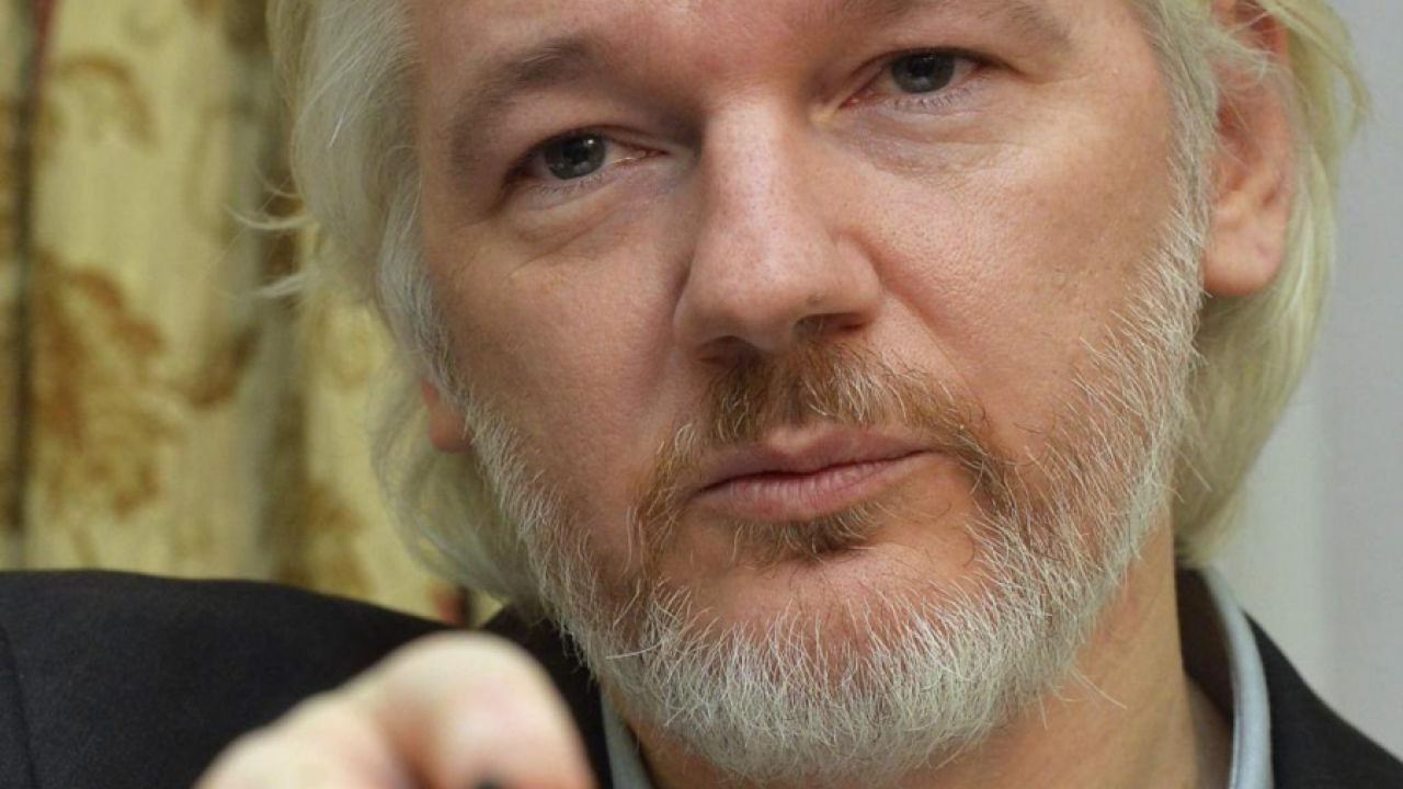 Daily Mail: На Асандж и годеницата му бе разрешено да сключат брак в затвора
