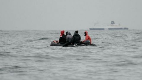 Daily Telegraph: Великобритания е изправена пред порой от незаконни пресичания на Ла-Манша заради хубавото време