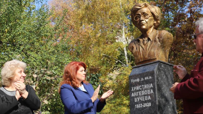 Vice President Yotova opened a bust-monument of Prof. Hristina Vucheva in Pazardzhik
 – 2024-04-15 19:54:44