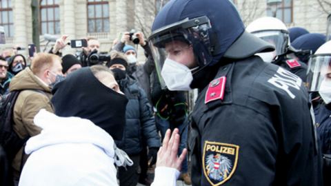 Полицията в Австрия отказва да изпълни заповедите за сегрегация на неваксинираните (ВИДЕО)