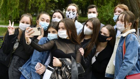 Newsweek: Заради разпространението на щама „Oмикрон“ в Англия връщат обратно режима на носене на маски в транспорта и магазините