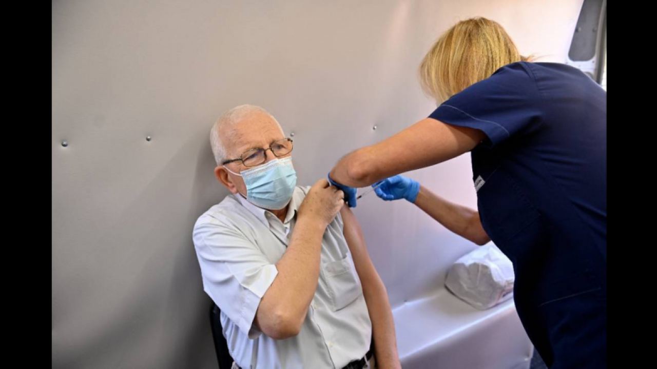 Business Insider: Гърция въвежда ежемесечни глоби за неваксинирани граждани над 60 години