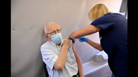 Business Insider: Гърция въвежда ежемесечни глоби за неваксинирани граждани над 60 години