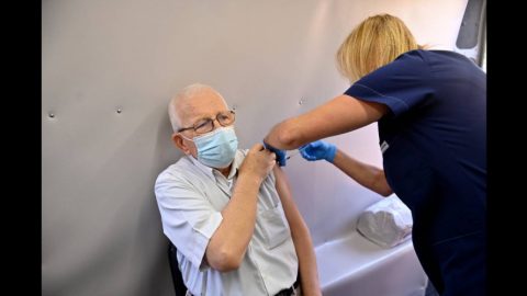Business Insider: Гърция въвежда ежемесечни глоби за неваксинирани граждани над 60 години