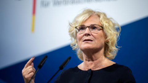 FAZ: Никакъв шопинг за Путин в Париж - Германският министър на отбраната призова за персонални санкции срещу руското ръководство