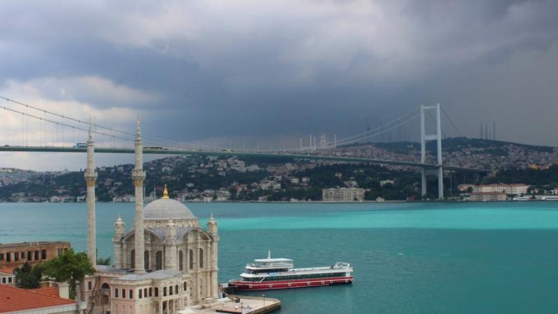 Украйна настоява Турция да блокира преминаването през Босфора, който е