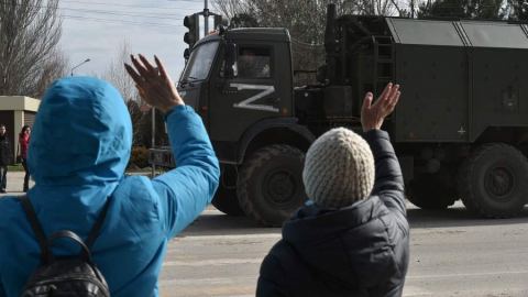 Жителите на Мелитопол посрещнаха руските военни с червени знамена