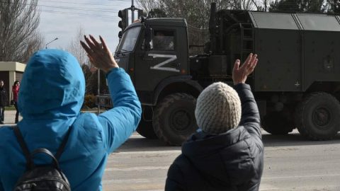 Жителите на Мелитопол посрещнаха руските военни с червени знамена
