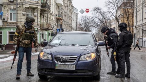 Украинците се крият в багажници и се правят на чужденци
