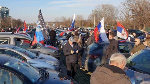 Стотици автомобили в Белград на шествие в подкрепа на Русия