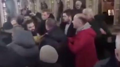 Украински националисти отвлякоха православен свещеник по време на литургия (ВИДЕО)