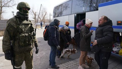 Обстрелът от азовци пречи на евакуацията на цивилни от Мариупол