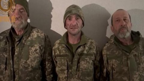 Пленени украински войници разказаха за руския "черен дявол"