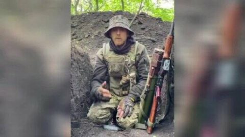 "Няма да издържим дълго": Боец от ВСУ на колене към Зеленски