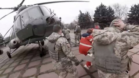 Показани са кадри от опита на хеликоптери  да евакуират бойците на Азов от Мариупол