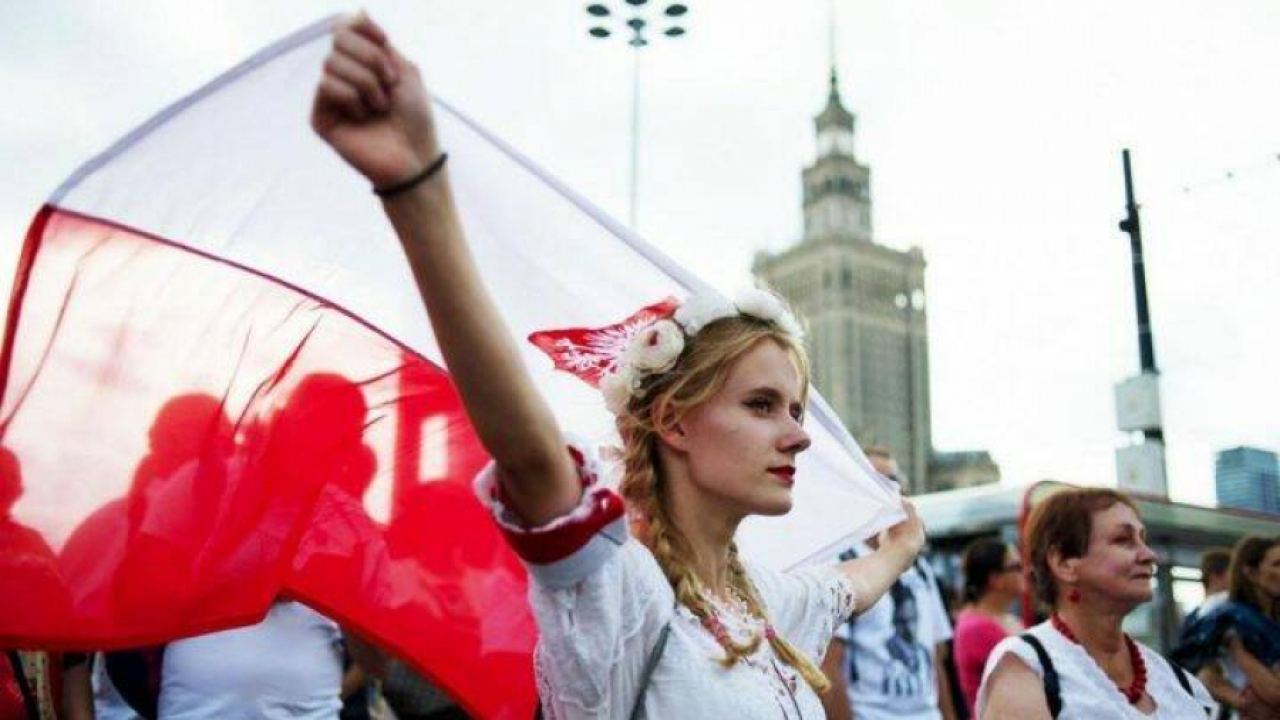 Wirtualna Polska: Млади поляци на протест срещу украинските знамена: "Не искаме Укрополия!"