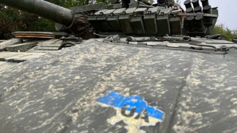 Офицерите от ВСУ напускат позициите си, прехвърляйки задълженията си на сержанти и редници