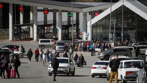 Границите на лудостта: Опашка от 100 километра, храна – ако сготвиш на огъня, вода от реката, а отстрани ти крещят „дезертьори!”!