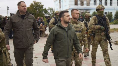 Зеленски се суети: президентът на Украйна създава администрации в Херсон, без да изчака изтеглянето на въоръжените сили на РФ
