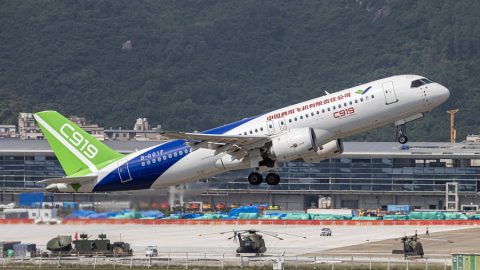 Китайският пътнически самолет С919 с нови 300 поръчки в Джухай