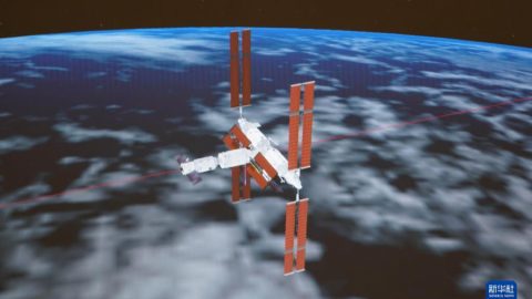 „Тиенджоу-5“ се скачи с китайската космическа станция